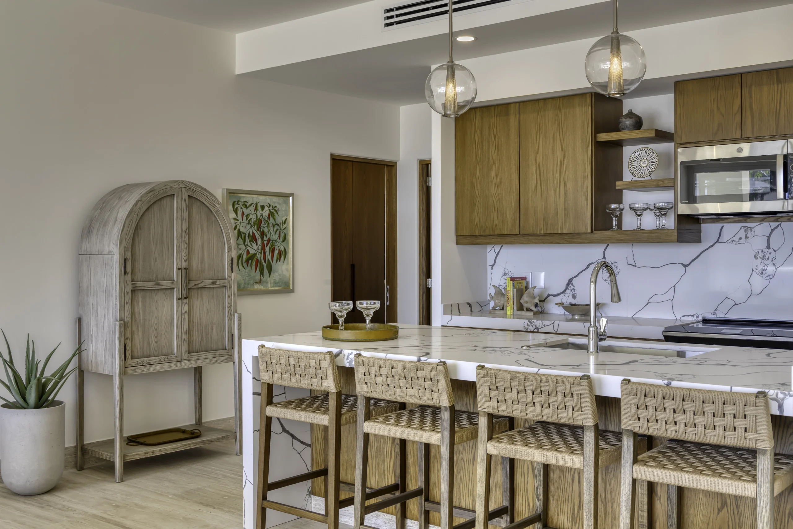 Residence kitchen with marble finishes